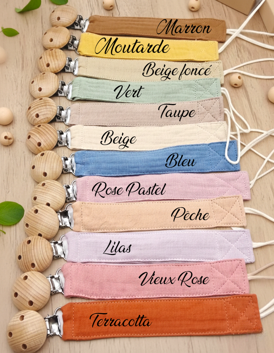 Zoom sur la pince en bois de l'attache sucette personnalisable