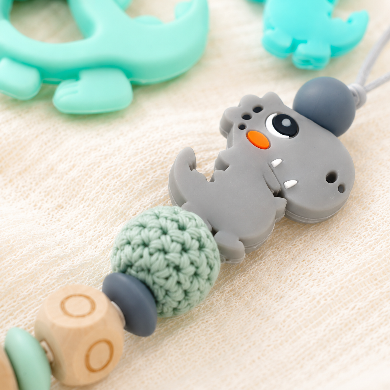 Attache sucette personnalisée dinosaure gravé – silicone et bois