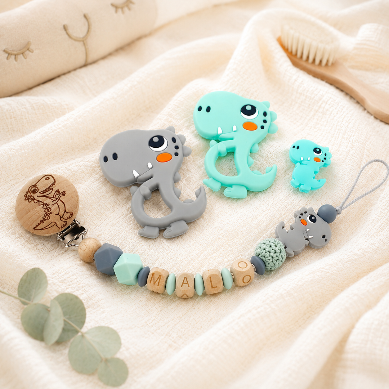 Attache sucette personnalisée dinosaure gravé – silicone et bois
