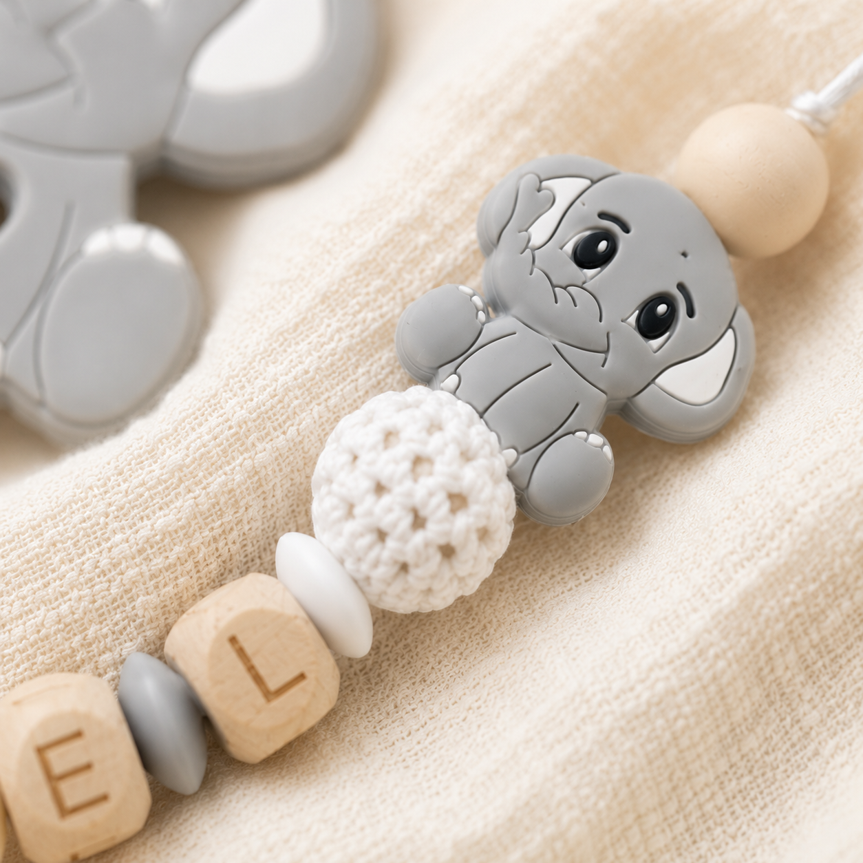 Attache sucette personnalisée éléphant gravé – bois et silicone