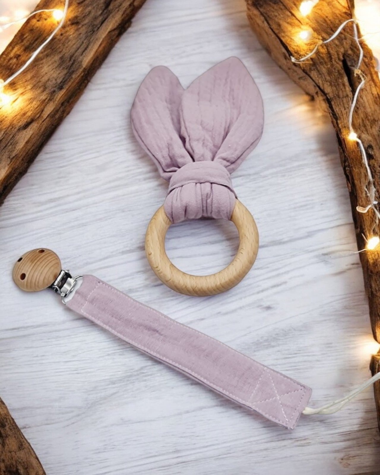 Zoom sur la pince en bois de l'attache sucette personnalisable