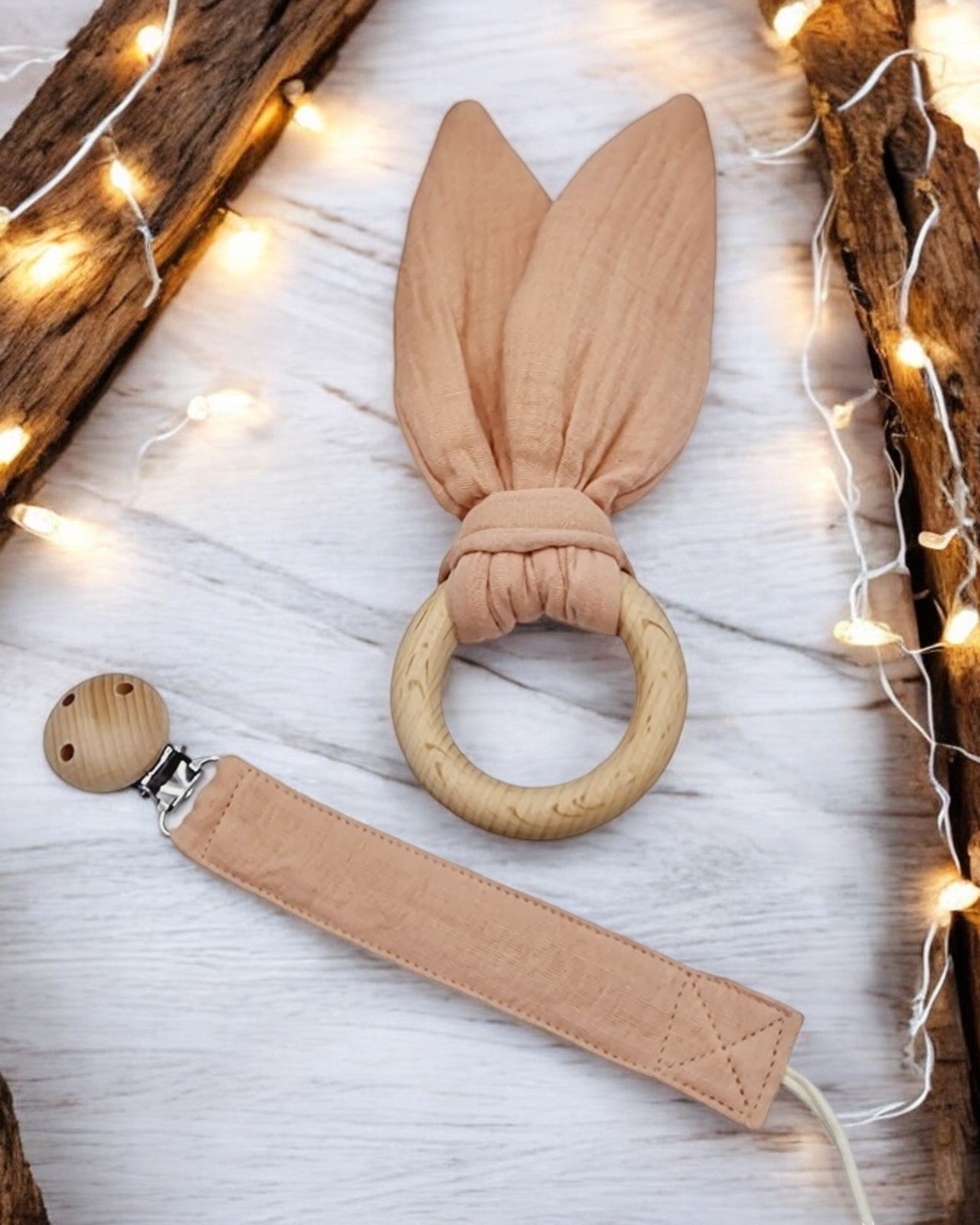 Zoom sur la pince en bois de l'attache sucette personnalisable