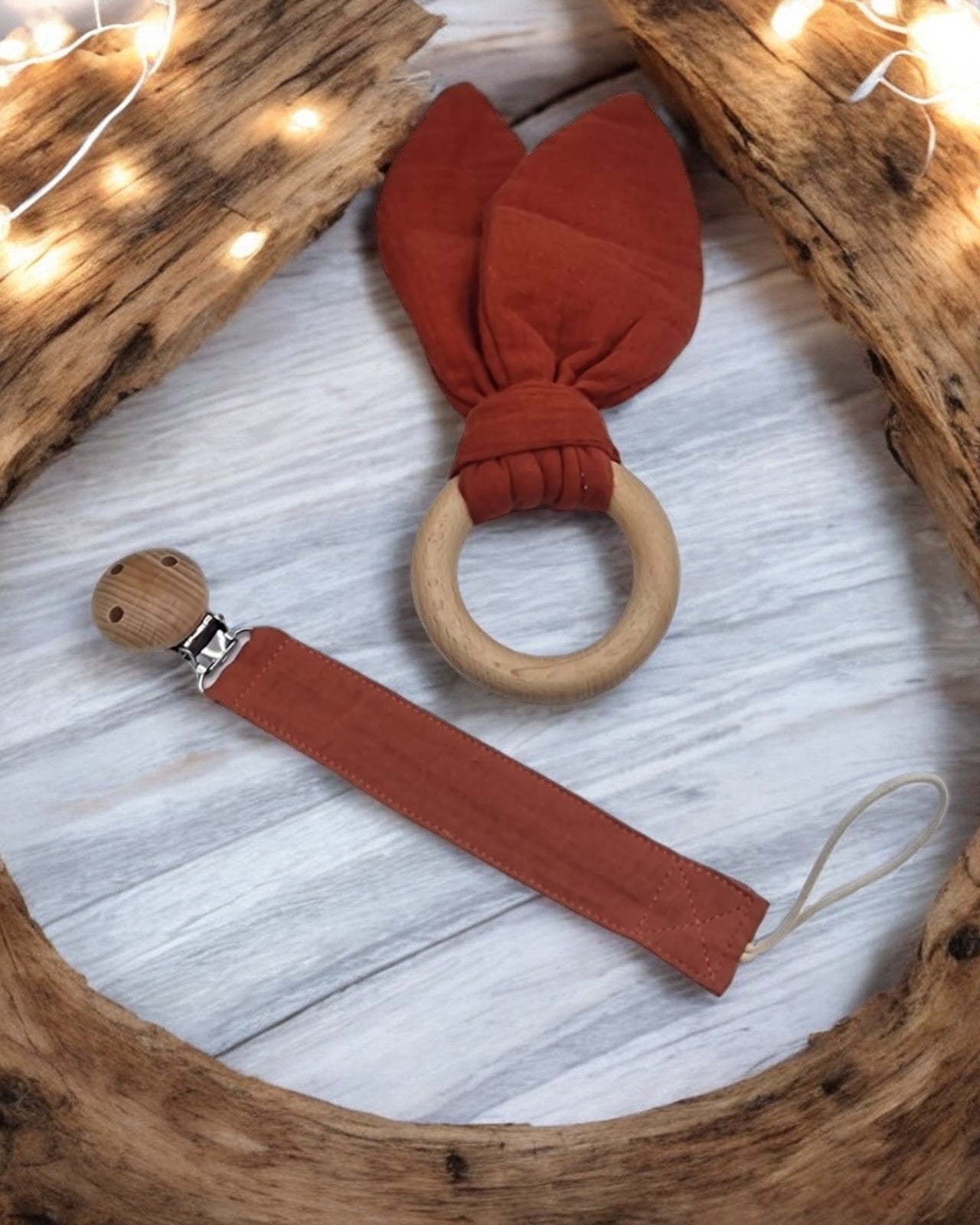 Zoom sur la pince en bois de l'attache sucette personnalisable