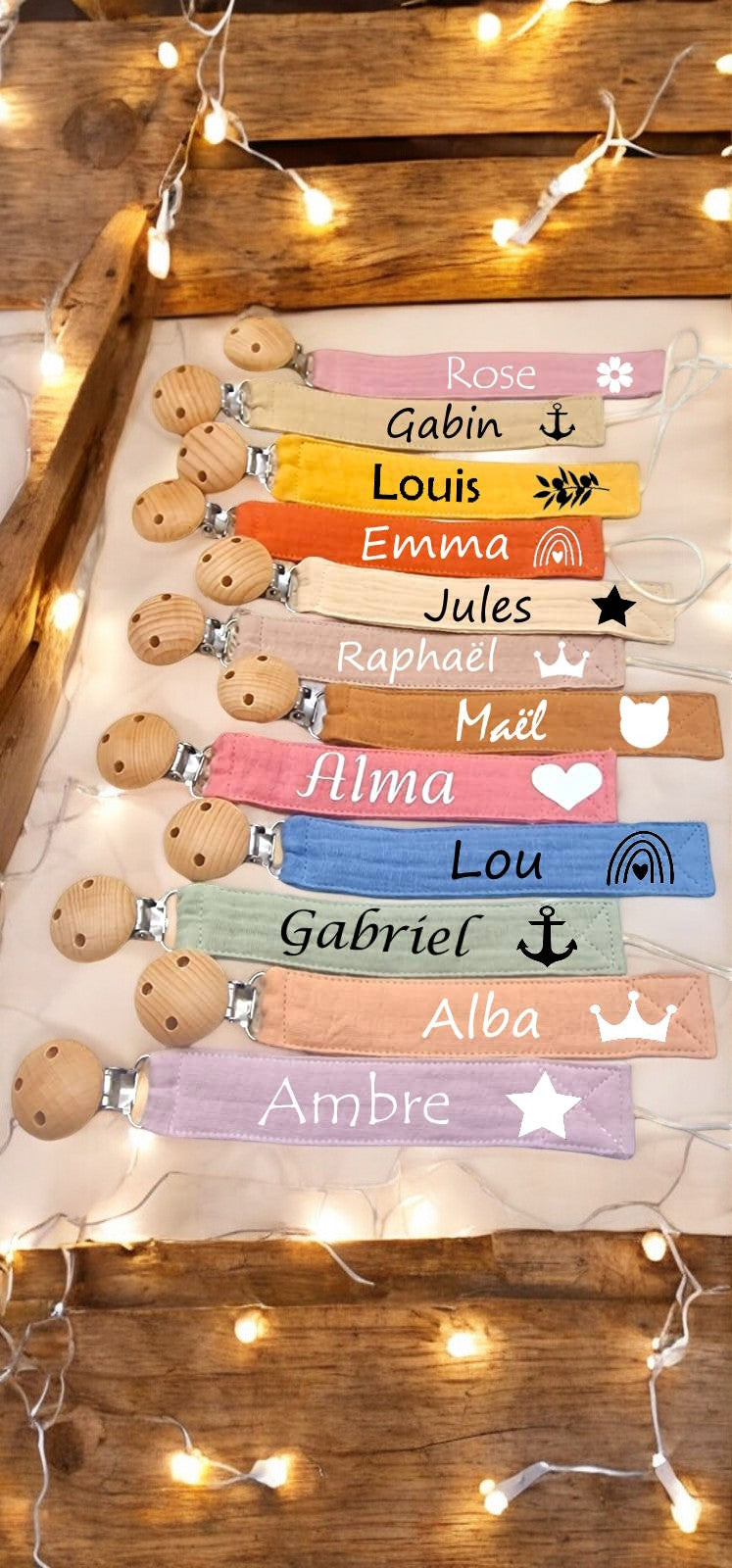 Zoom sur la pince en bois de l'attache sucette personnalisable