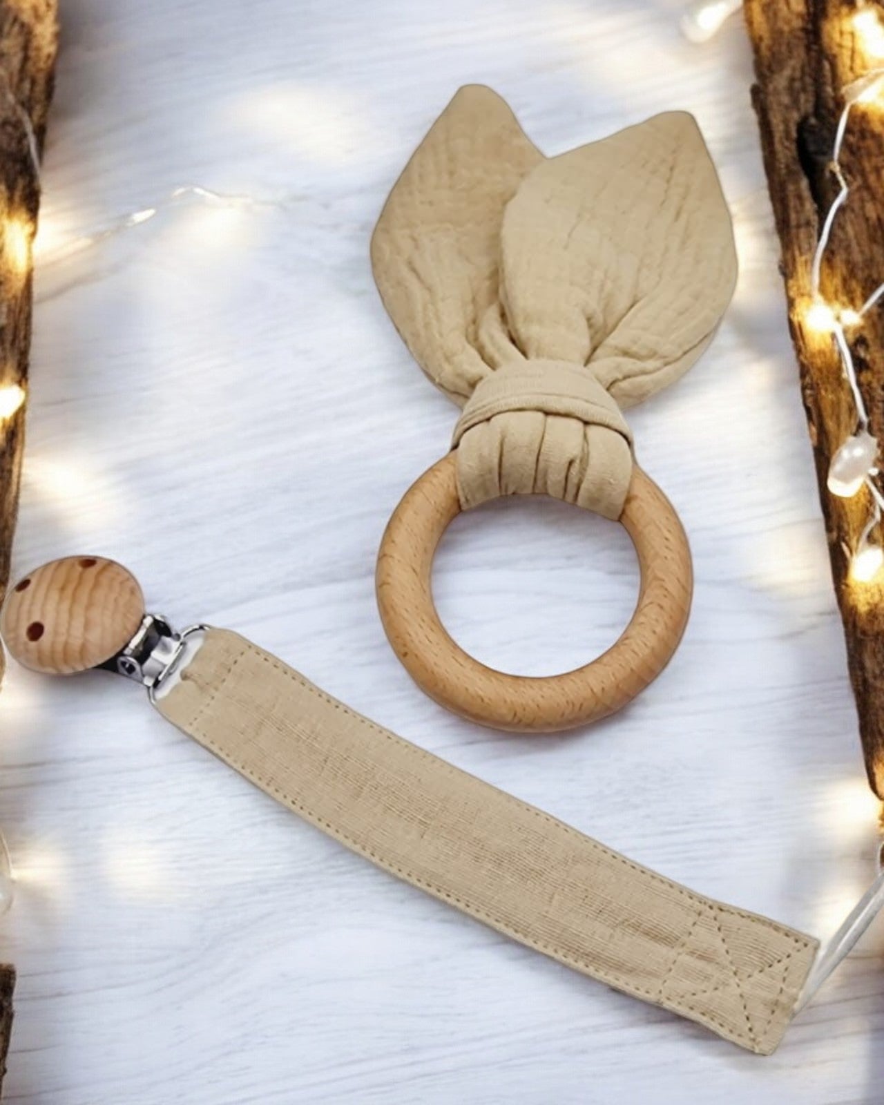 Zoom sur la pince en bois de l'attache sucette personnalisable