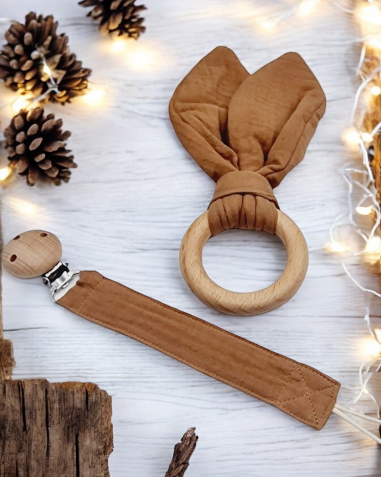 Zoom sur la pince en bois de l'attache sucette personnalisable