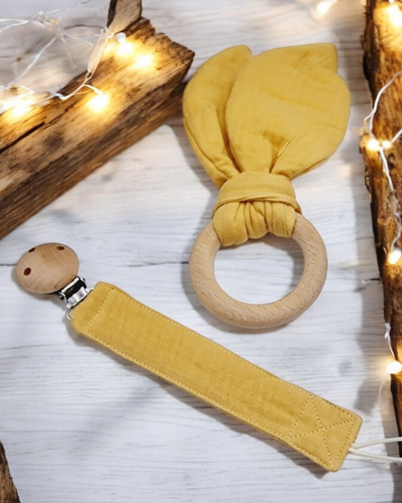 Zoom sur la pince en bois de l'attache sucette personnalisable