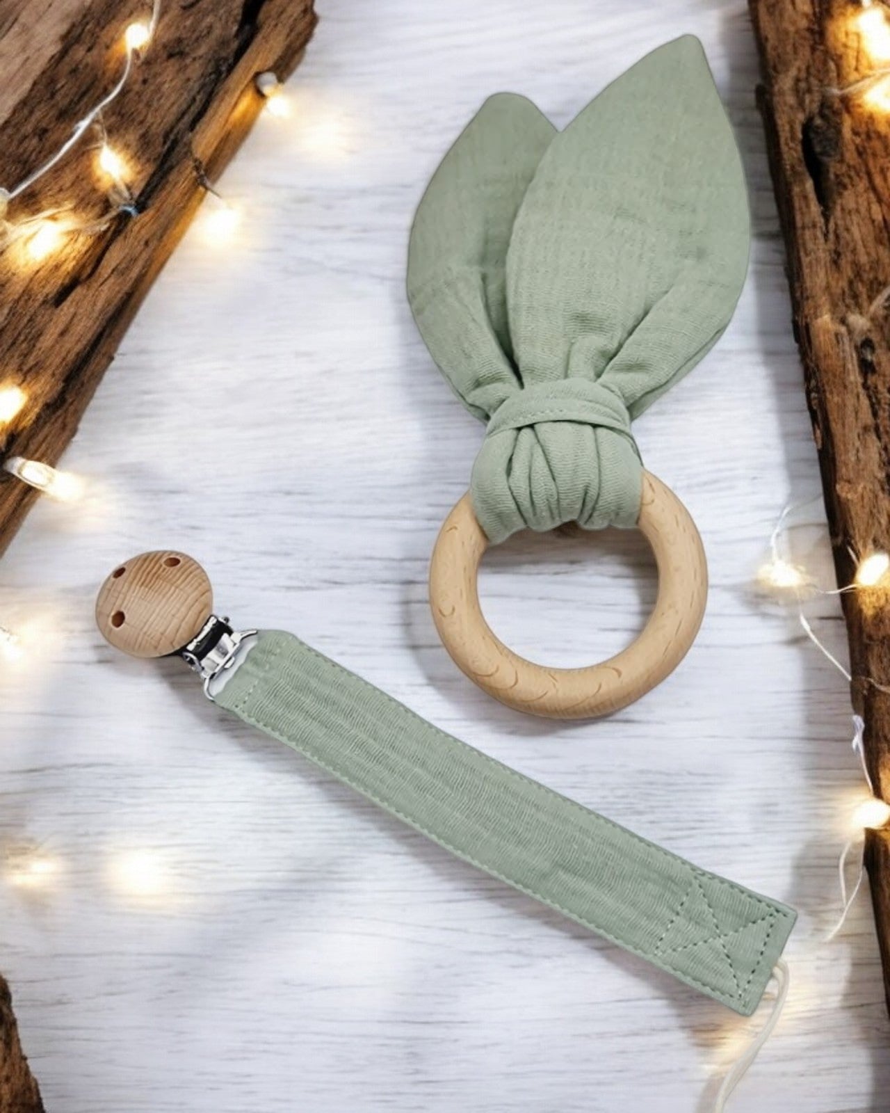 Zoom sur la pince en bois de l'attache sucette personnalisable