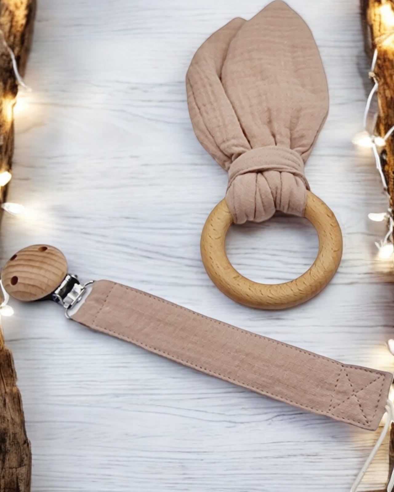 Zoom sur la pince en bois de l'attache sucette personnalisable