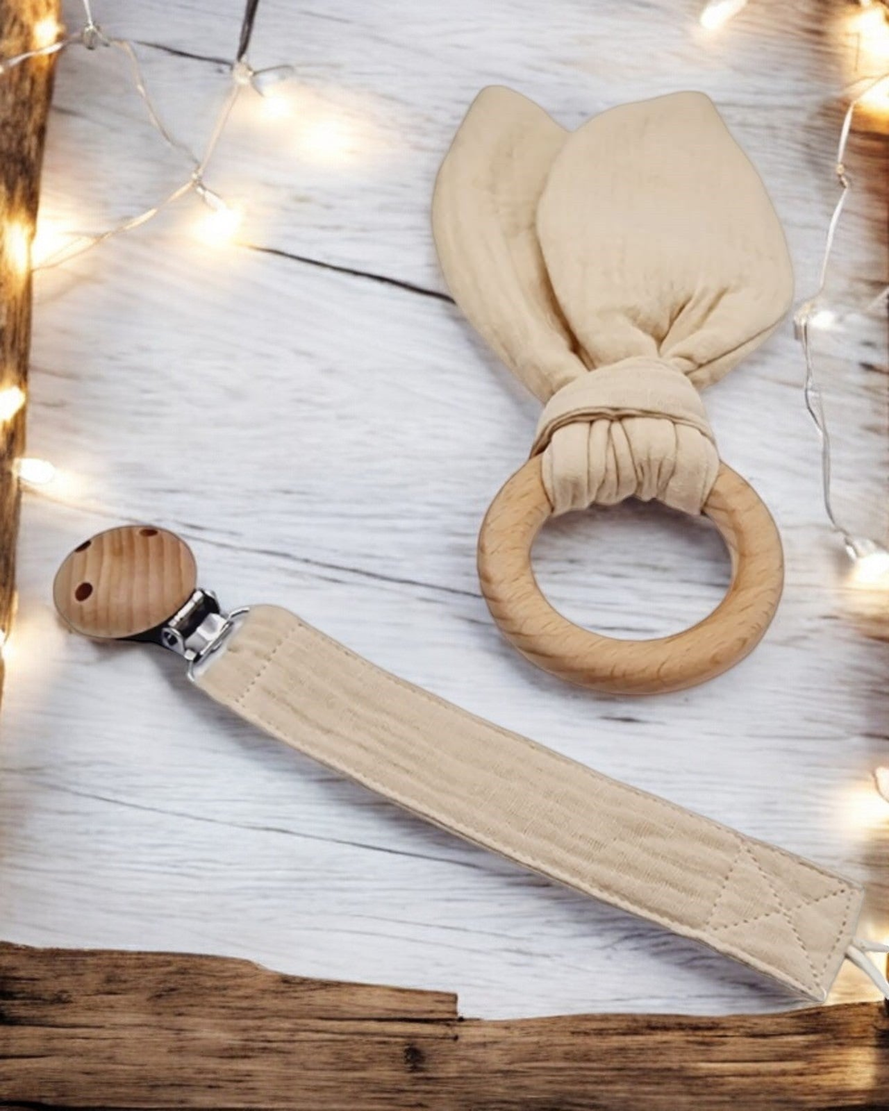 Zoom sur la pince en bois de l'attache sucette personnalisable