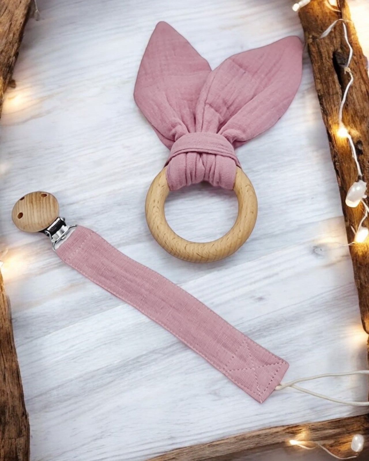 Zoom sur la pince en bois de l'attache sucette personnalisable