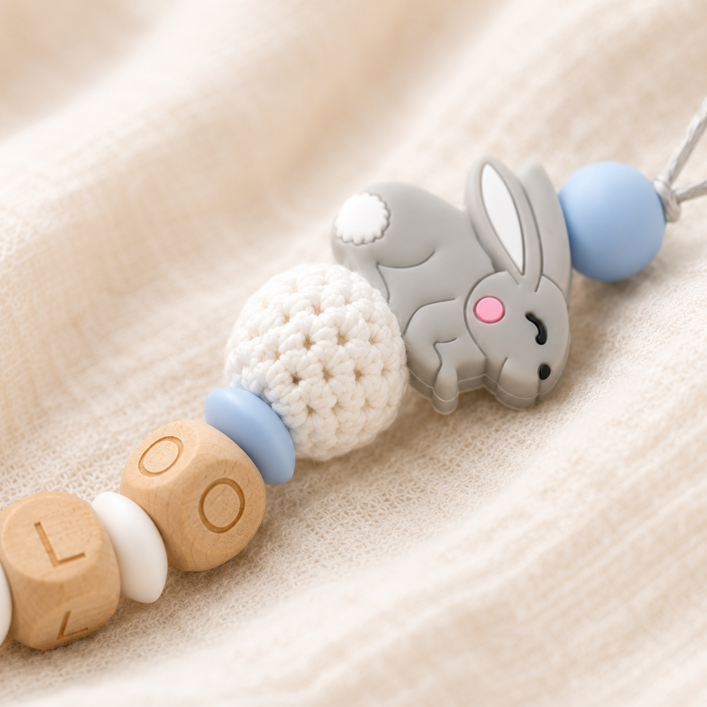 Attache sucette personnalisée lapin gravé – bois et silicone