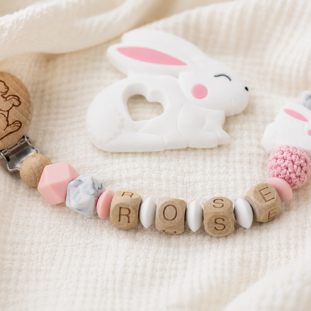 Attache sucette personnalisée lapin gravé – bois et silicone