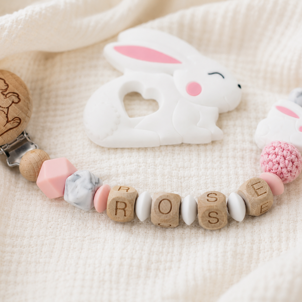 Attache sucette personnalisée lapin gravé – bois et silicone