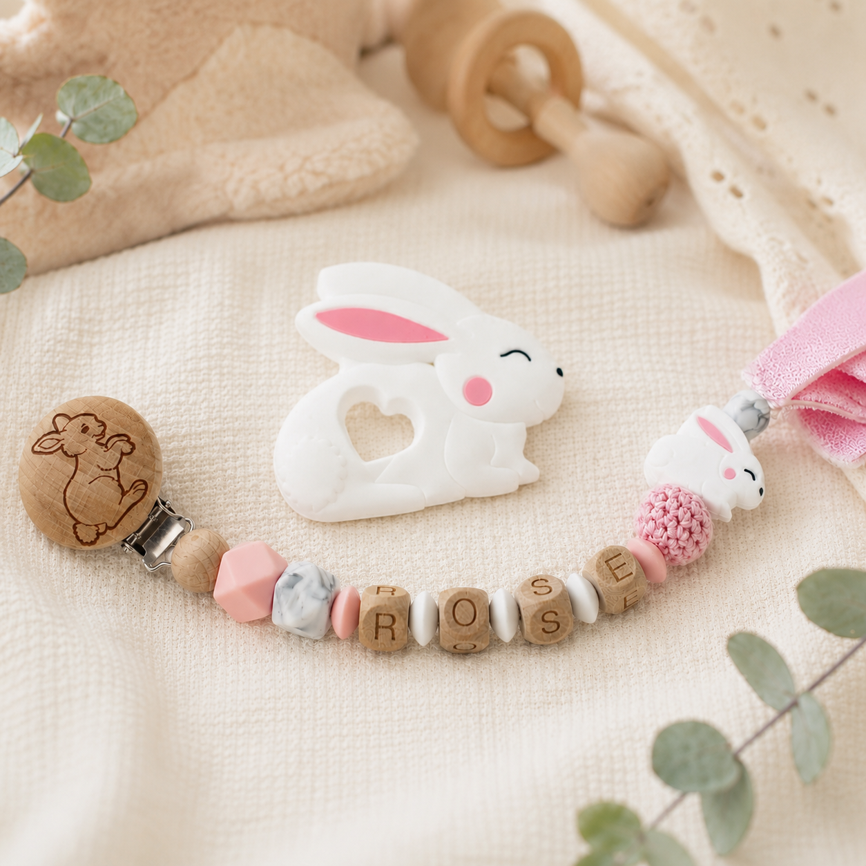 Attache sucette personnalisée lapin gravé – bois et silicone