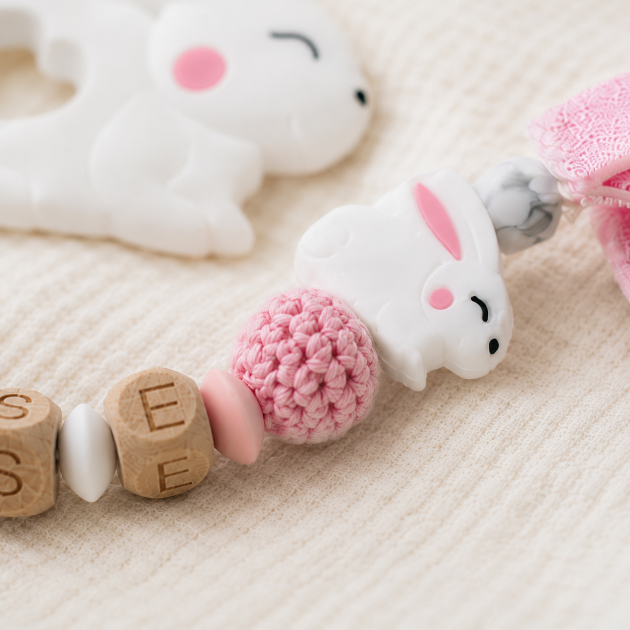 Attache sucette personnalisée lapin gravé – bois et silicone