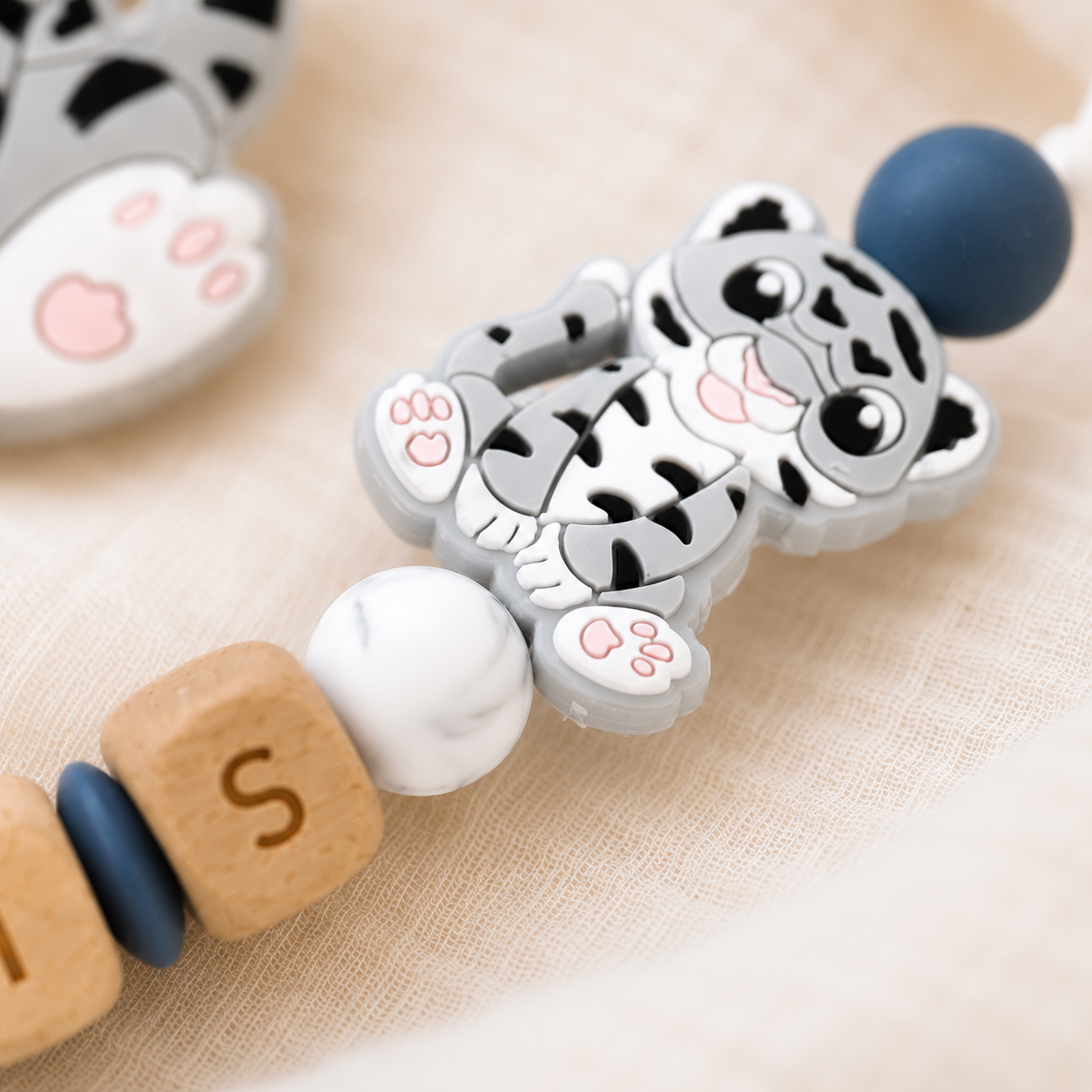 Attache sucette personnalisée tigre gravé – bois et silicone