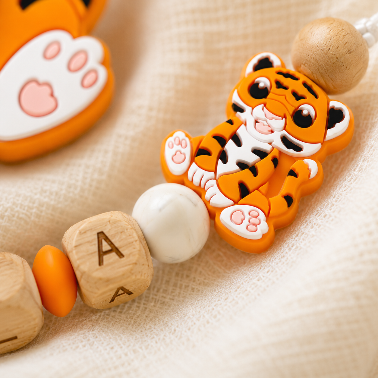 Attache sucette personnalisée tigre gravé – bois et silicone