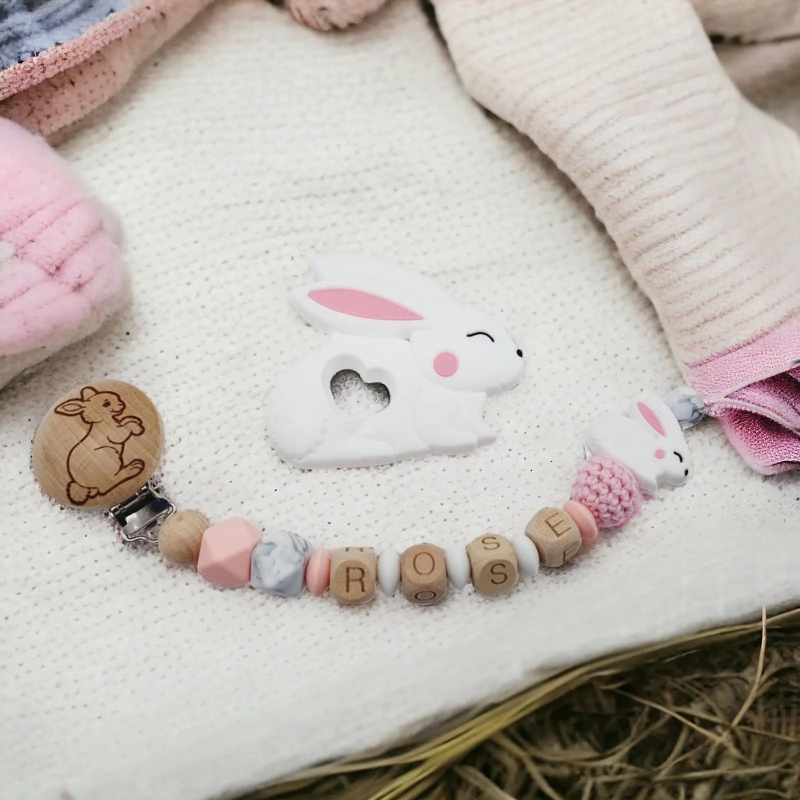 Attache tétine lapin bois gravé