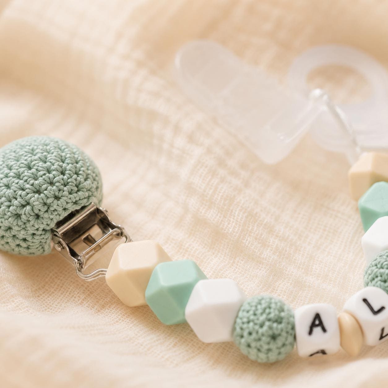 Attache sucette personnalisée crochet coloré – silicone – vue 3