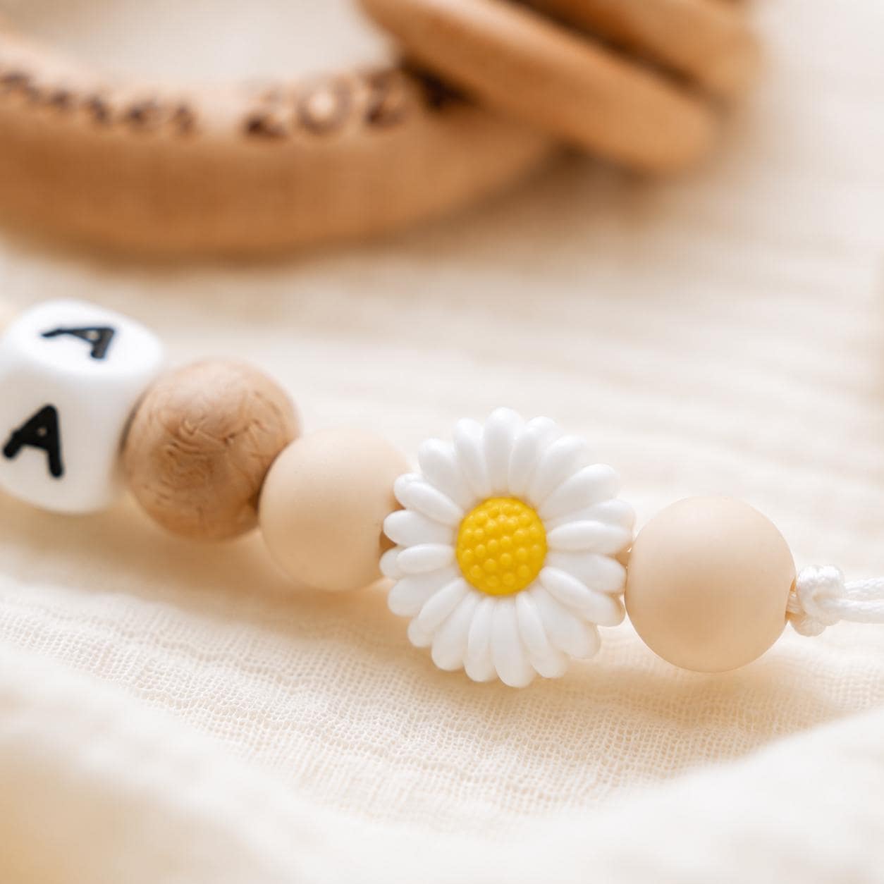 Attache sucette personnalisée fleur gravée – bois et silicone – vue 9