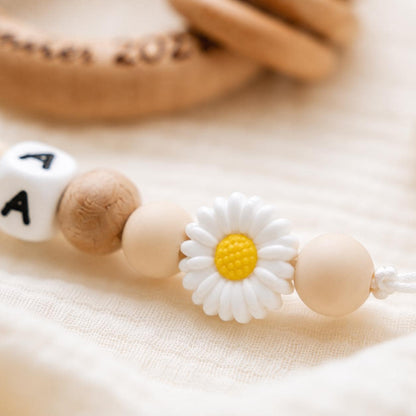 Attache sucette personnalisée fleur gravée – bois et silicone – vue 9