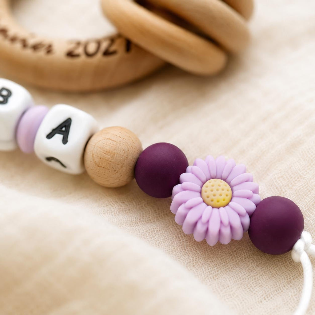 Attache sucette personnalisée fleur gravée – bois et silicone – vue 10
