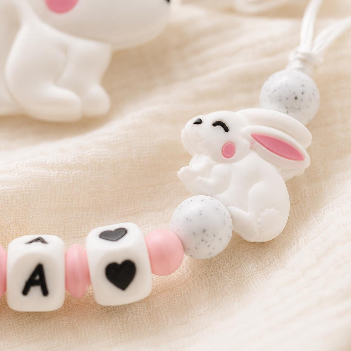 Attache sucette personnalisée lapin – silicone – vue 3