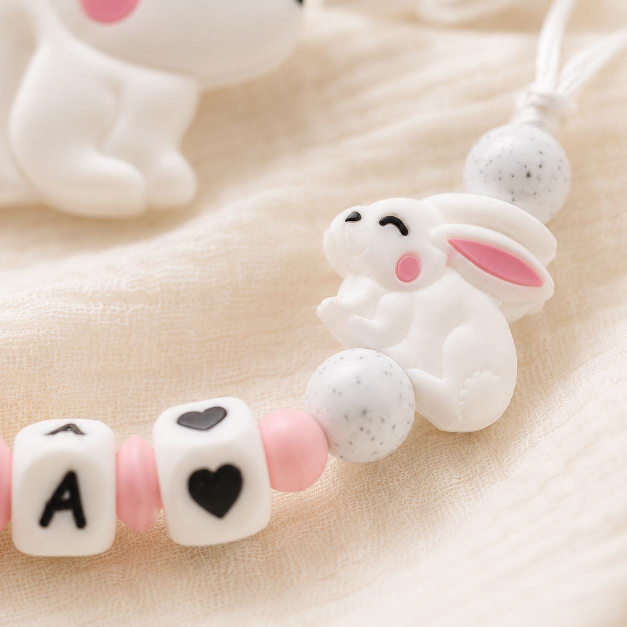 Attache sucette personnalisée lapin – silicone – vue 3