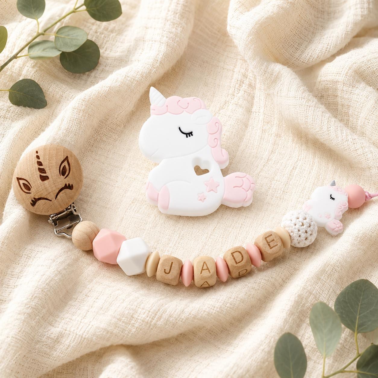 Attache sucette personnalisée licorne gravée – bois et silicone – photo principale
