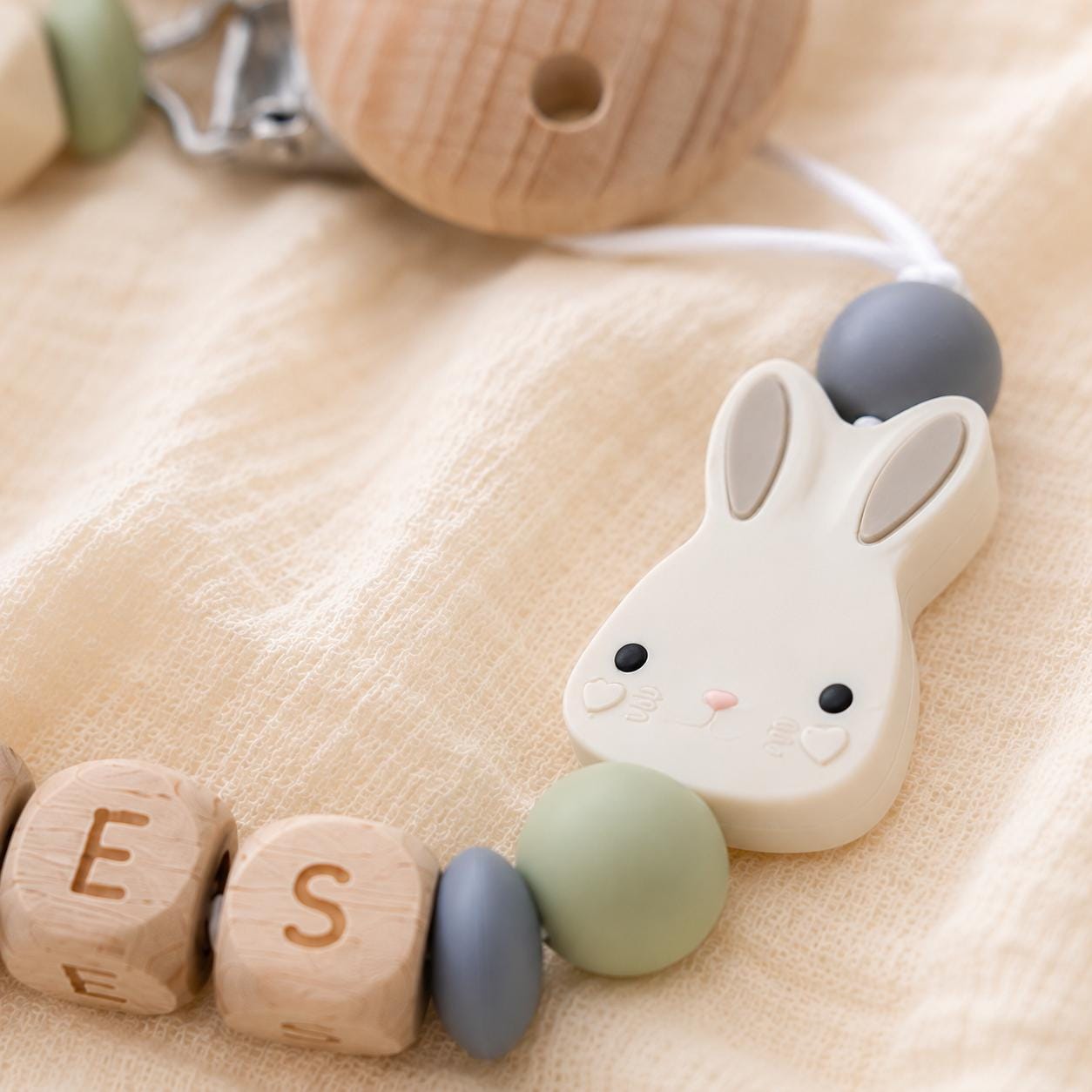 Attache sucette personnalisée lapin doux – silicone – vue 4