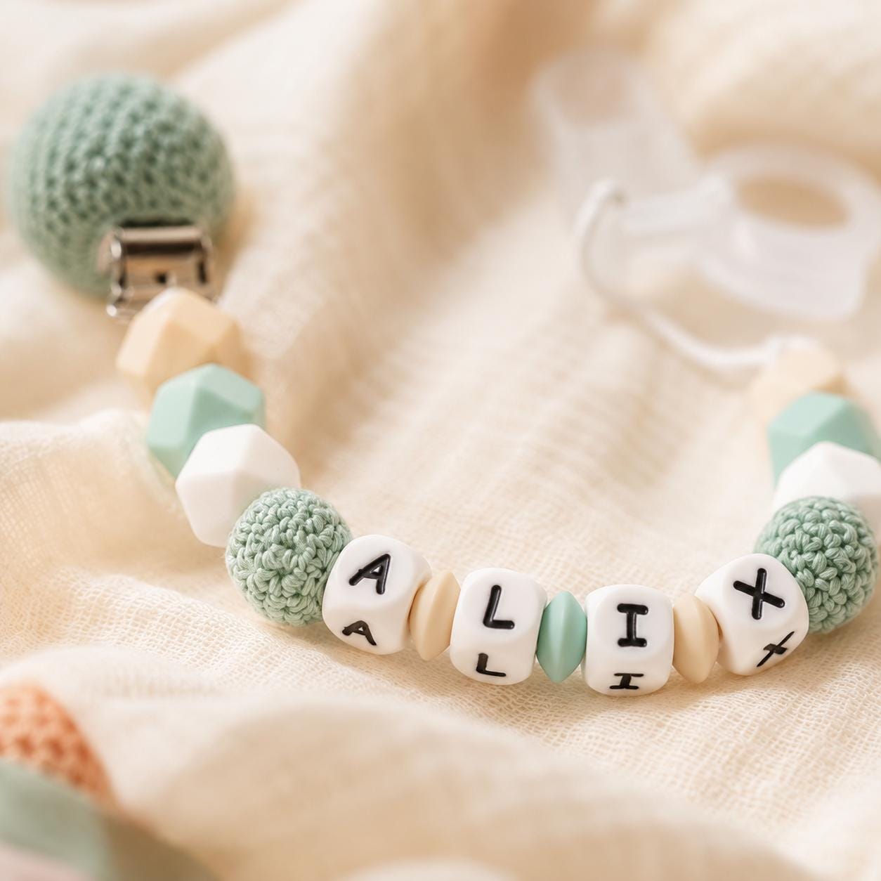 Attache sucette personnalisée crochet coloré – silicone – vue 4