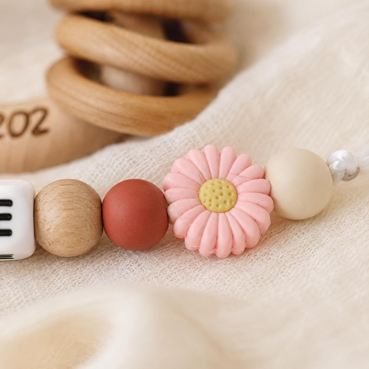 Attache sucette personnalisée fleur gravée – bois et silicone – vue 8