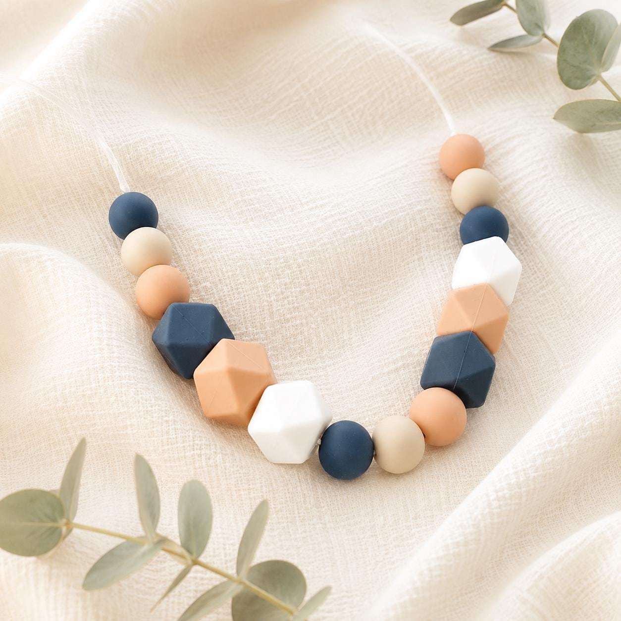 Collier d’allaitement Léa – gris, blanc et pêche – photo principale