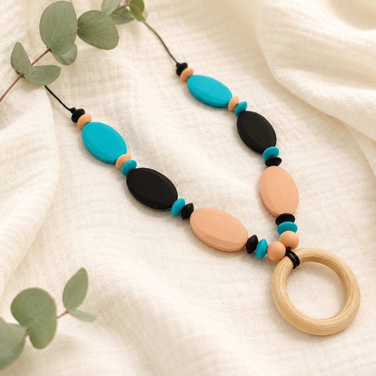 Collier d’allaitement Emma – silicone et bois – photo principale