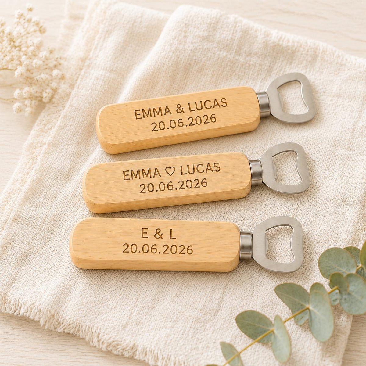 Décapsuleur mariage personnalisé en bois – cadeau invité – photo principale