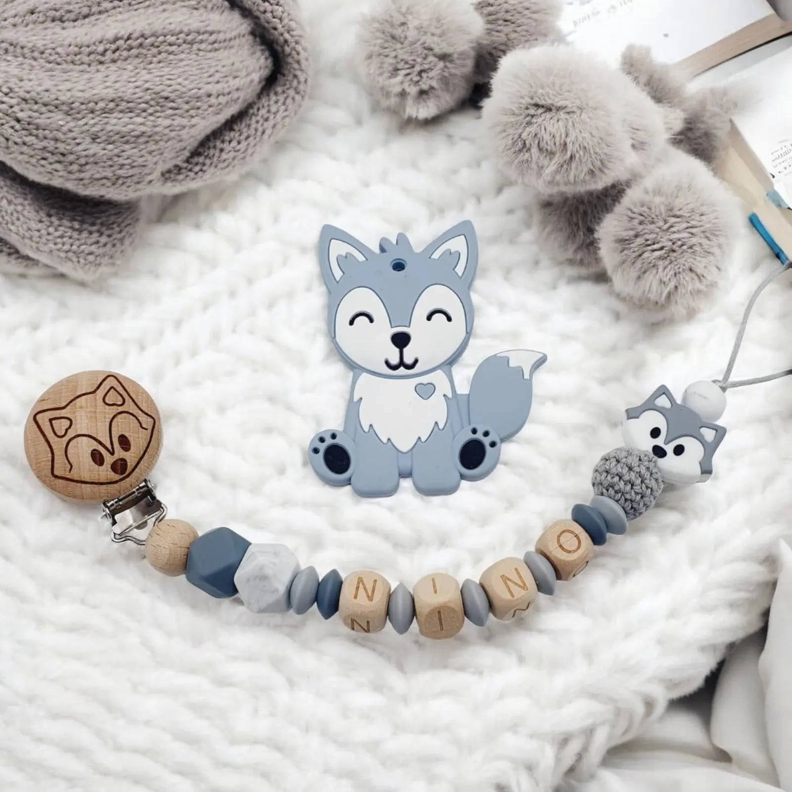 Attache tétine loup bois gravé