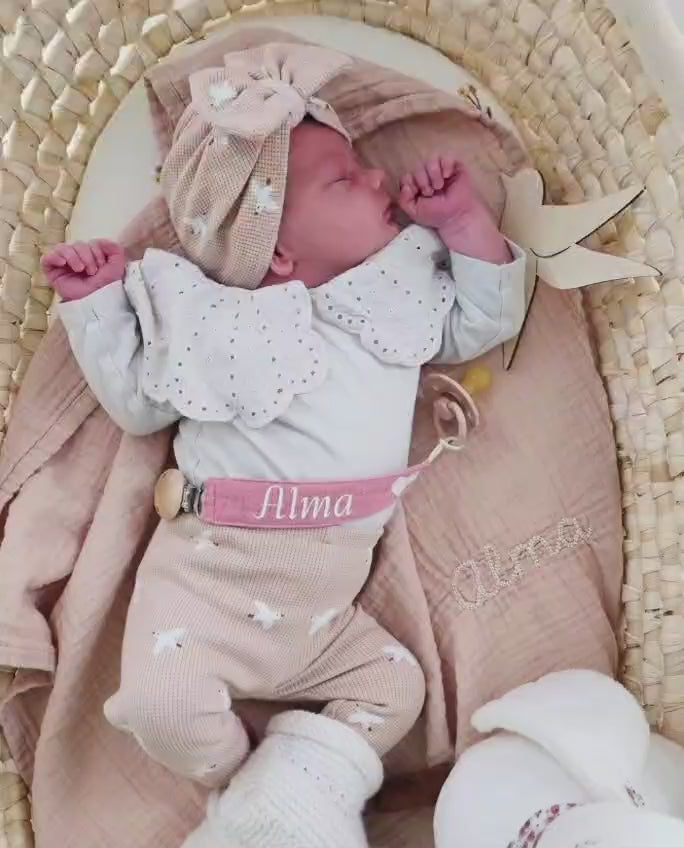 Zoom sur la pince en bois de l'attache sucette personnalisable