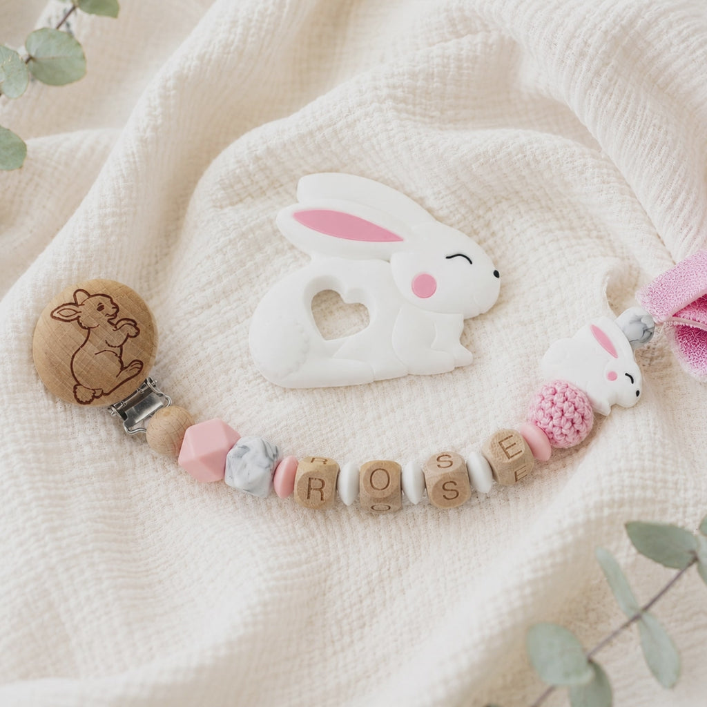 Attache sucette personnalisée lapin gravé – bois et silicone